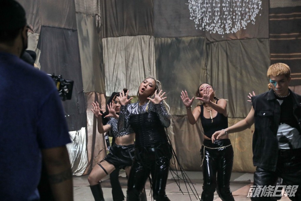 欣宜愈跳愈起勁。